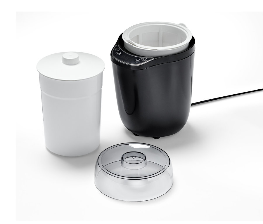 Elektromos joghurt és krémsajt-készítő edénnyel és fedővel fehér háttér előtt.