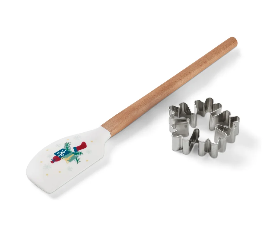 Egy szilikon spatula és egy hópehely alakú kiszúró.