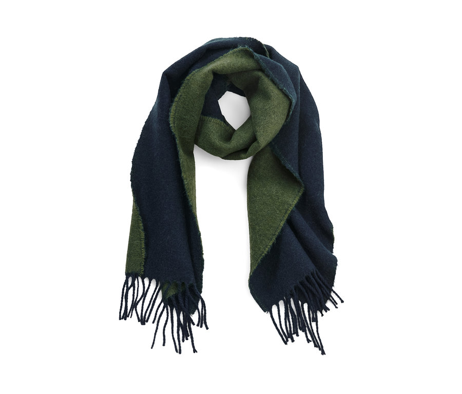 Egy szövetsál zöld és sötétkék színben, rojtokkal.