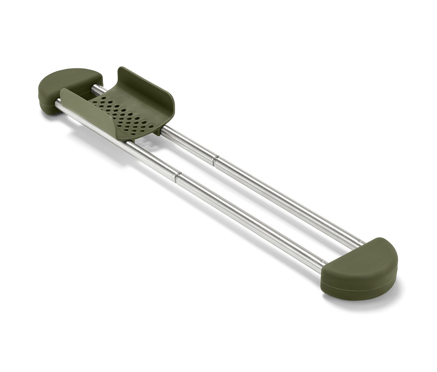 Egy olívazöld, kihúzható mosogató-rendszerező fémrudakkal.