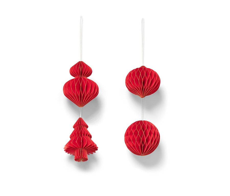 Négy piros karácsonyfadísz lóg fehér háttér előtt.