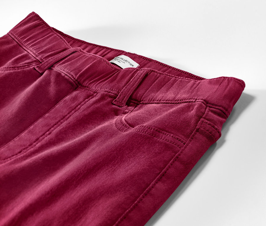 Málnapiros, bokáig érő treggings részlete, gumis derékrésszel.