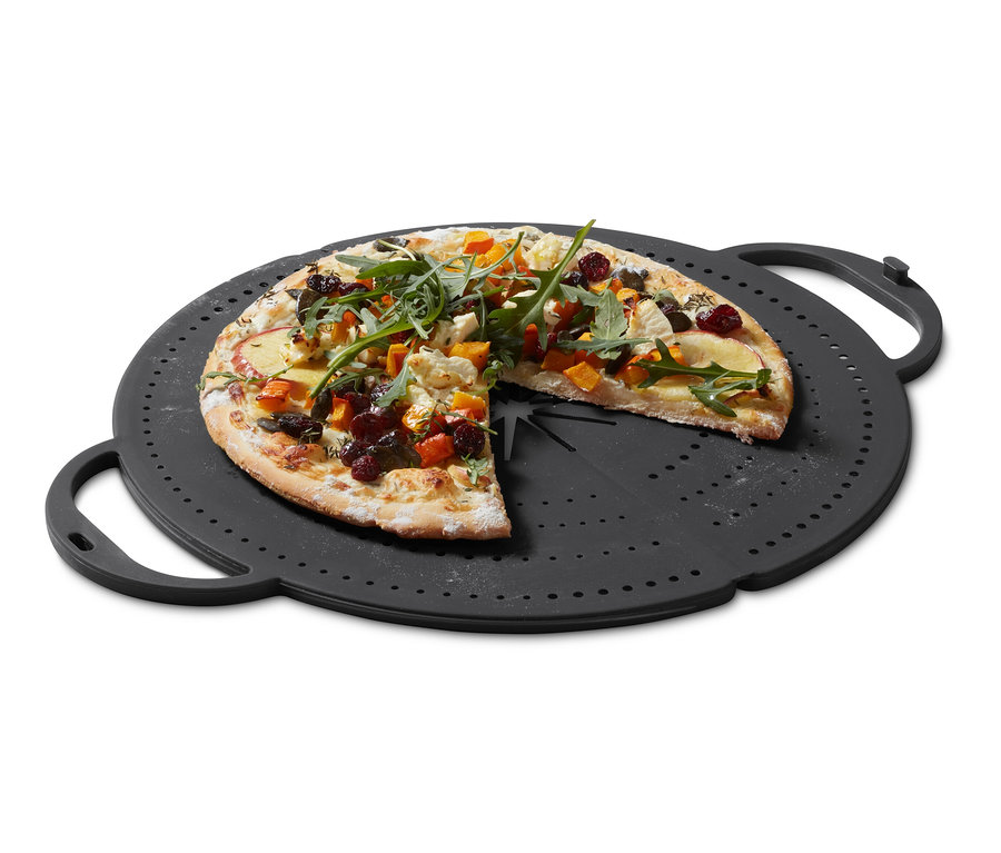 Pizza fekszik a fekete 4 az 1-ben konyhai mindenesen.