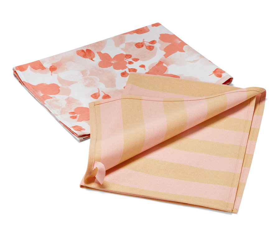 Két konyharuha: az egyik virágmintás, a másik rózsaszín és sárga csíkos.