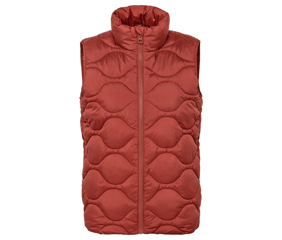 Egy barna, steppelt mellény cipzárral középen.