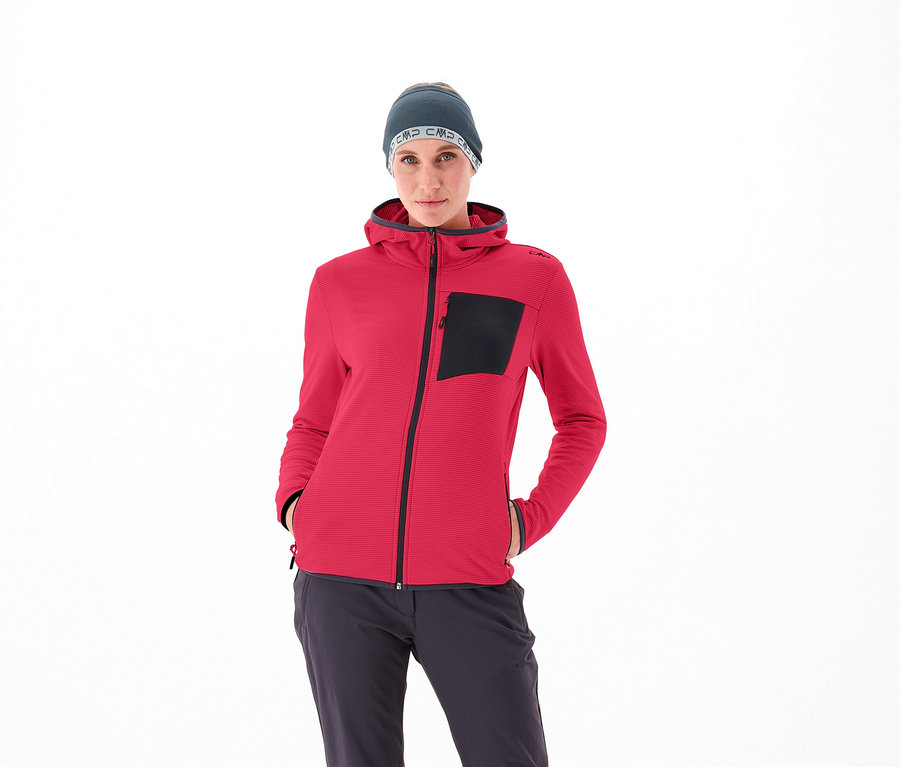 Nő visel piros CMP kabátot és szürke sapkát.