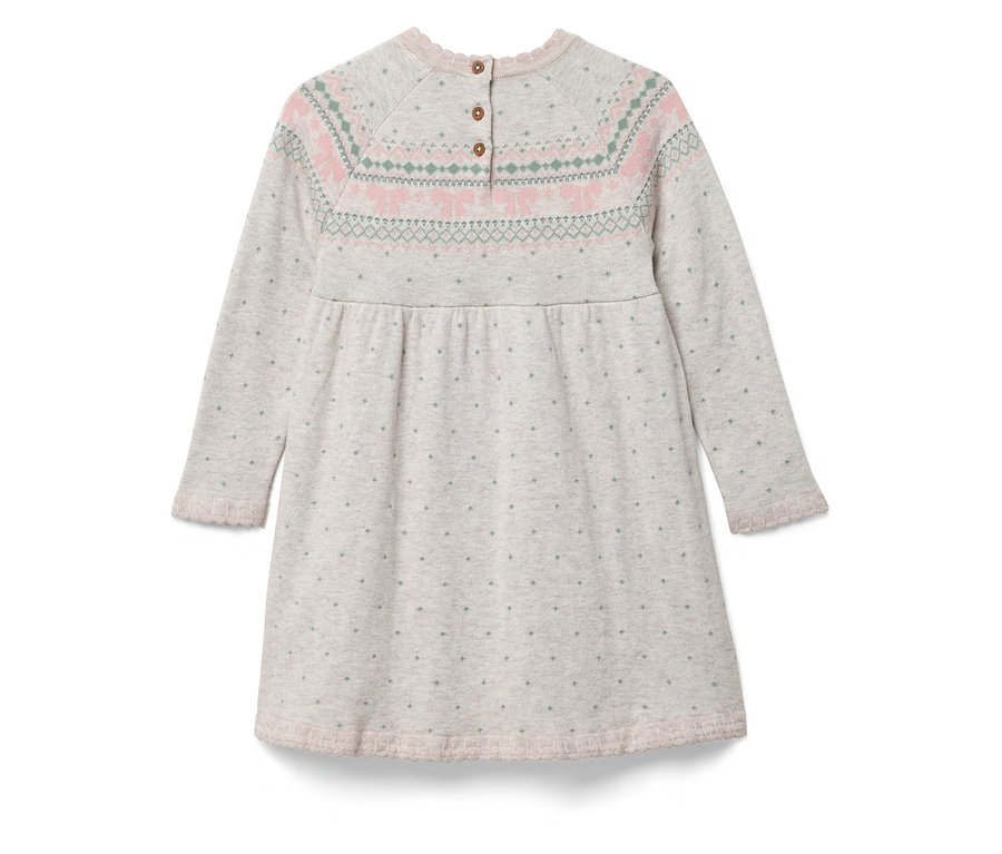 Részlet egy hosszú ujjú ruháról, hátul gombokkal és mintával a nyak körül.