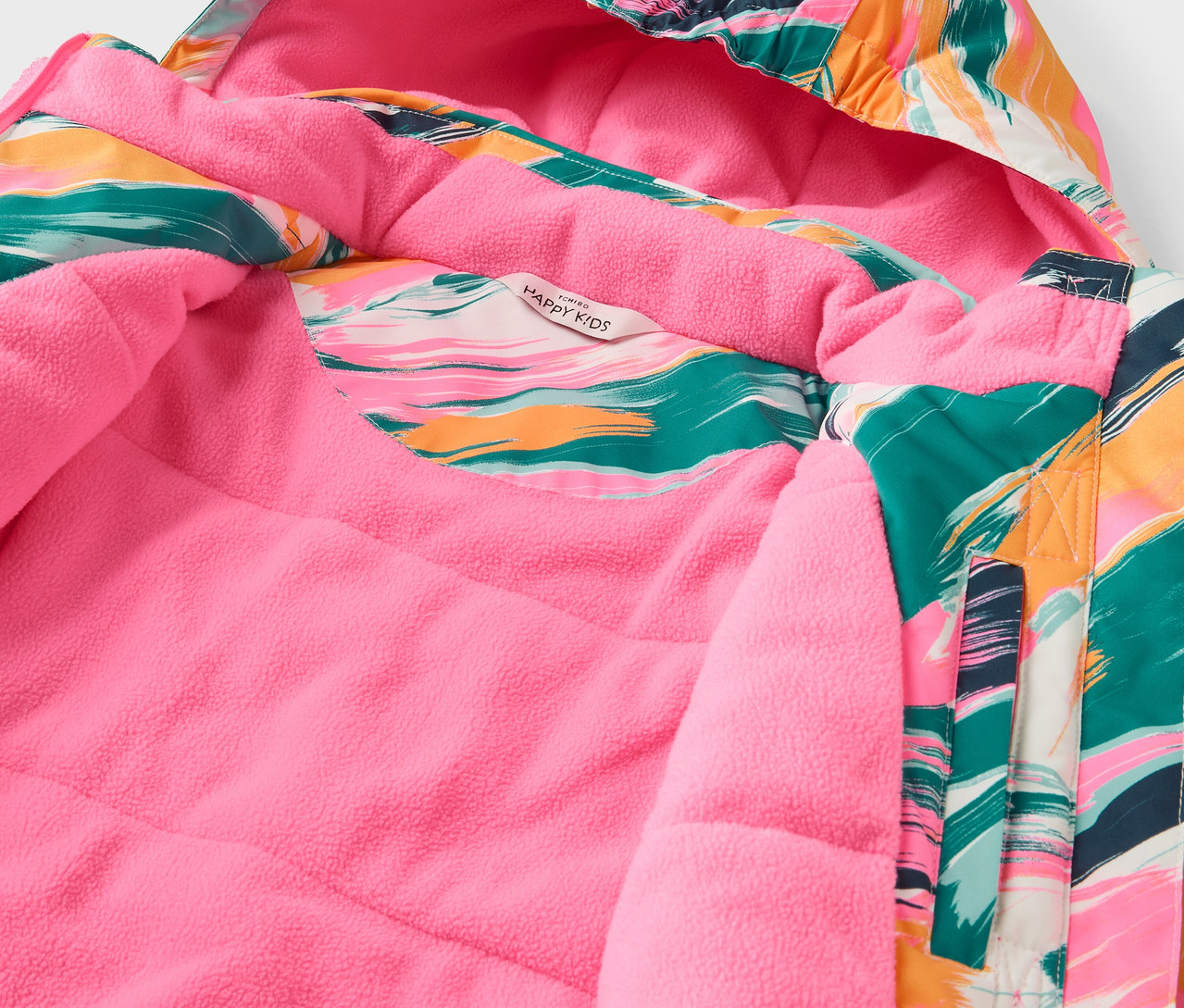 Egy színes, kapucnis dzseki belsejének részlete rózsaszín béléssel.