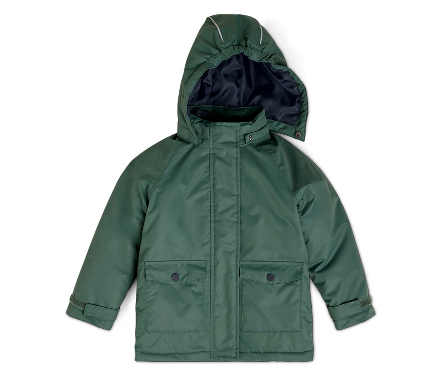 Zöld, kapucnis esőkabát fehér háttérrel.
