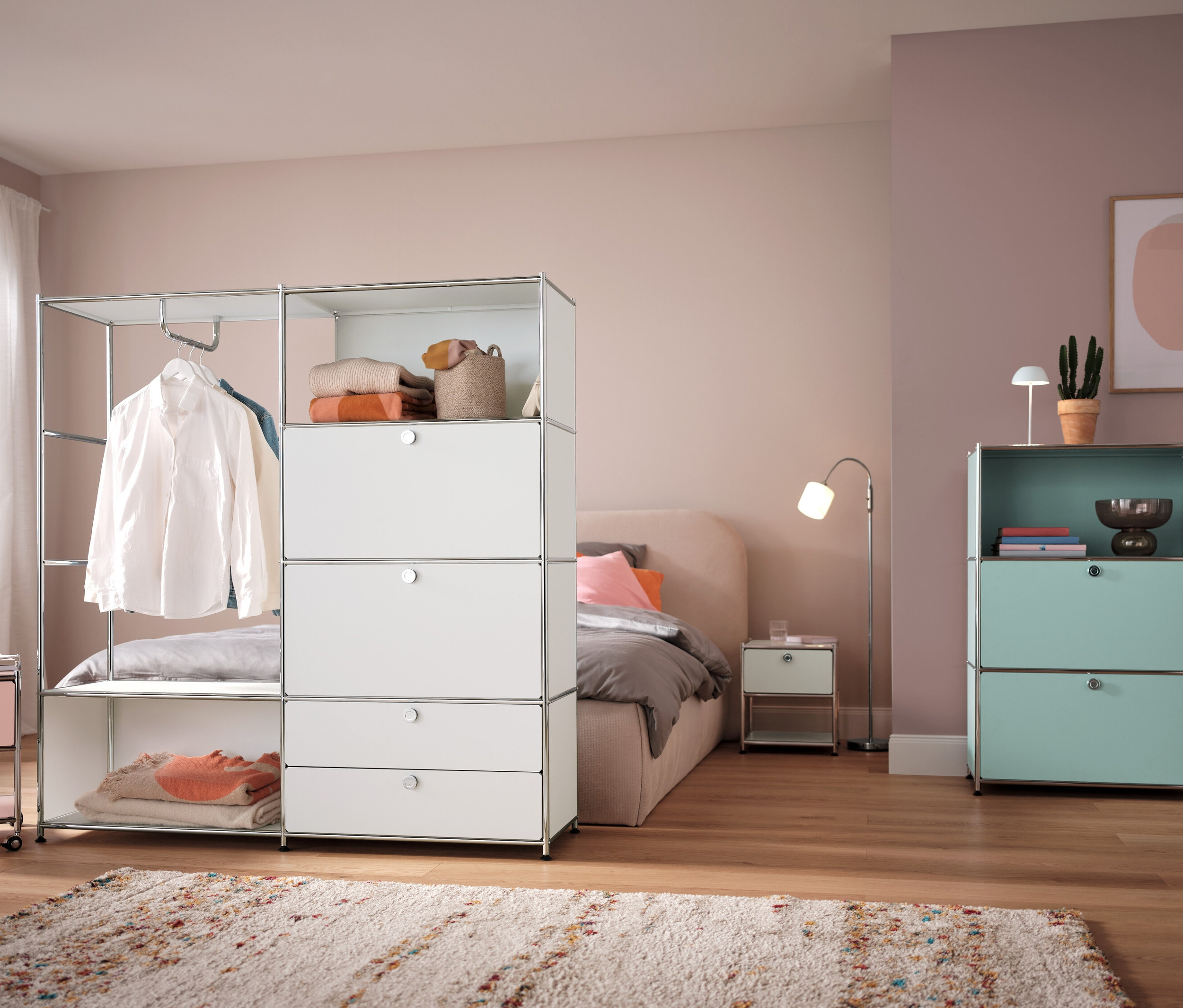 Hálószoba fehér LED-es akkus asztali lámpával az éjjeliszekrényen.