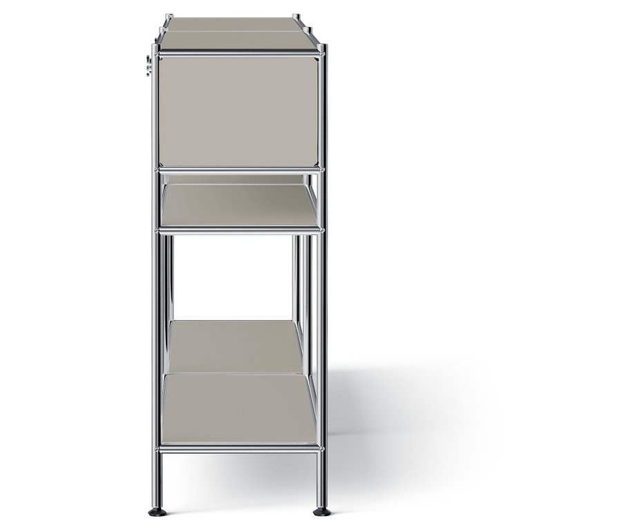 Háromszintes polc krómozott vázzal és bézs polcokkal.