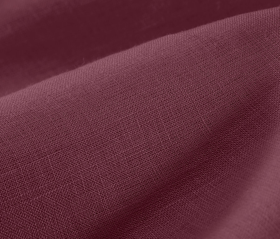 Közeli kép egy málnaszínű, normál méretű lenvászon ágyneműről.