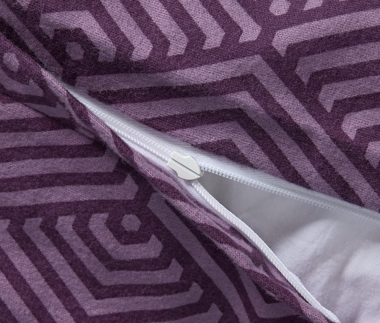 Egy lila, normál méretű pamutflanel ágynemű részlete cipzárral.