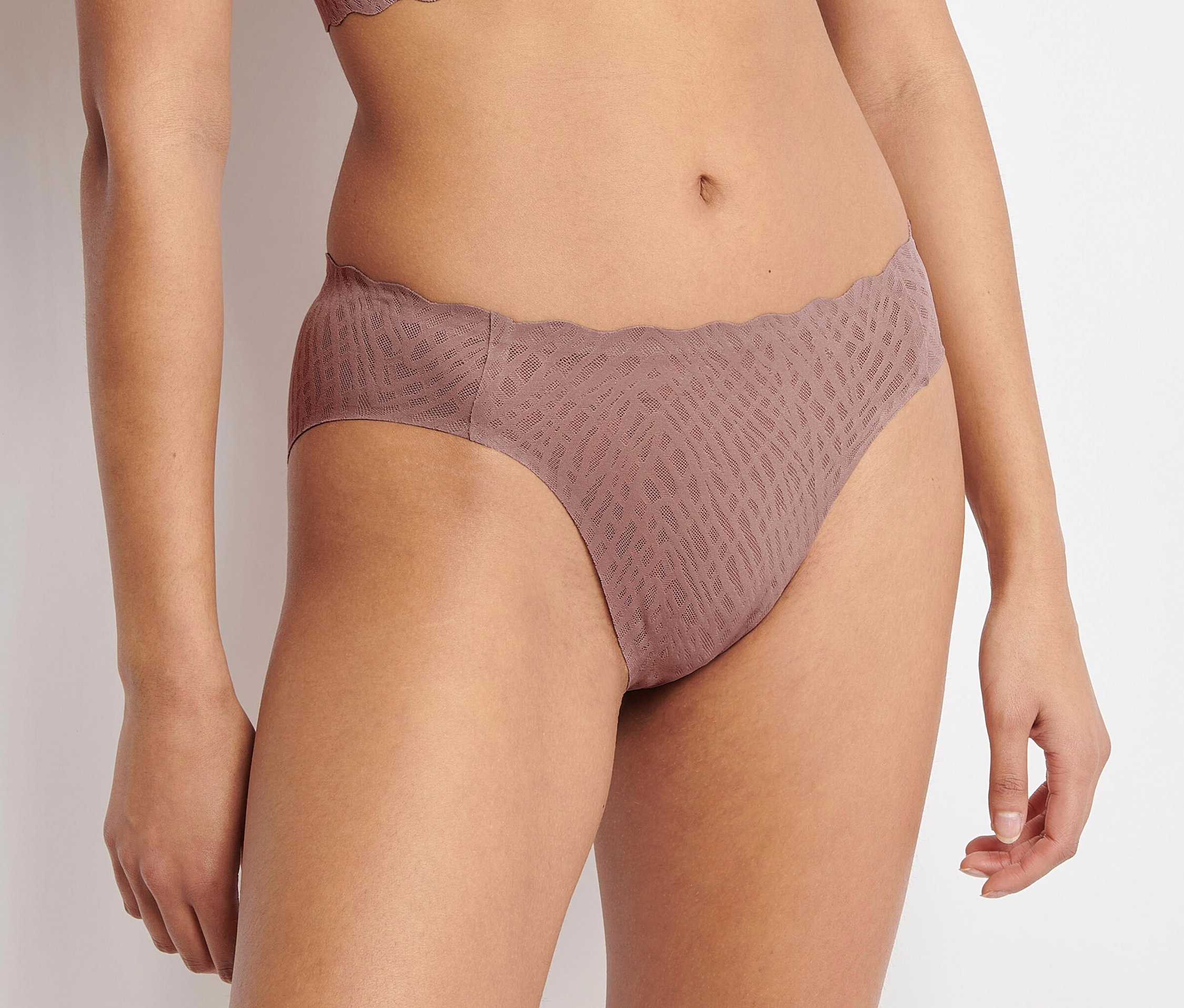 Nő visel sloggi ZERO Feel Bliss High leg alsót, kakaó színben.