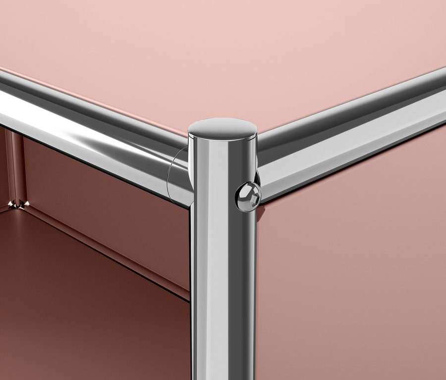 Egy bútorsarok részlete fém elemekkel és barna panelekkel.