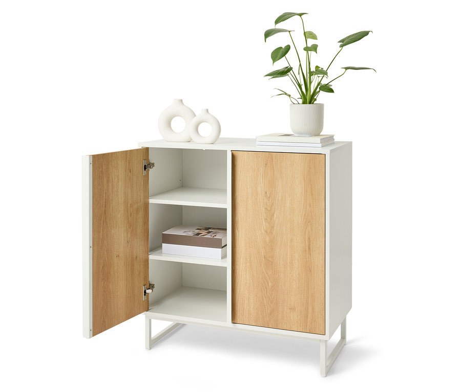 Fehér szekrény fa ajtókkal, az egyik ajtó nyitva van.