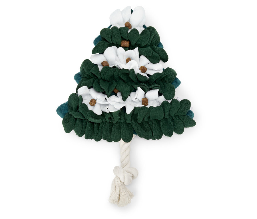 Zöld karácsonyfa fehér virágokkal és kötél törzzsel fekszik egy fehér háttéren.