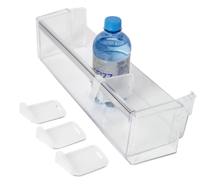 Egy átlátszó fiókban egy üveg víz és három fehér tárolótálca található.