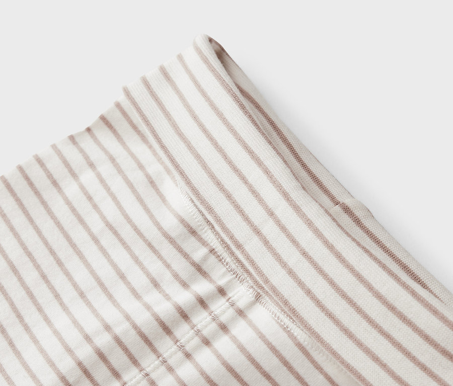 Három csíkos baba rugdalózó részlete.