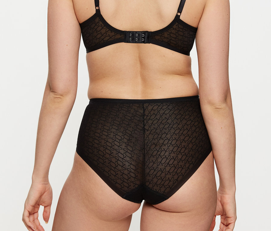 Hátulról látható egy fekete melltartót és fekete Triumph Signature Sheer Maxi EX alsót viselő nő.