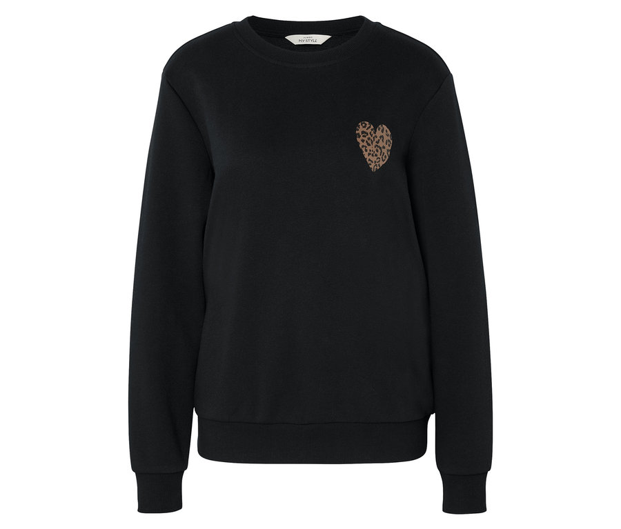 Fekete pulóver kis szívvel a mellkason.
