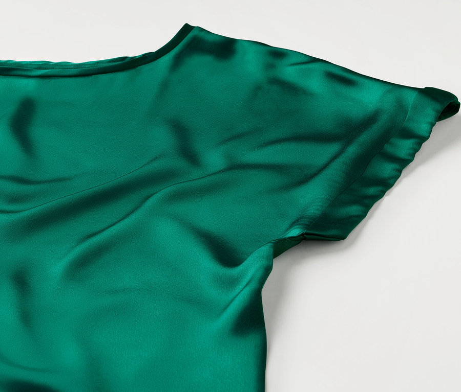 Közelkép egy vízkék ingblúzról, többféle anyagból.