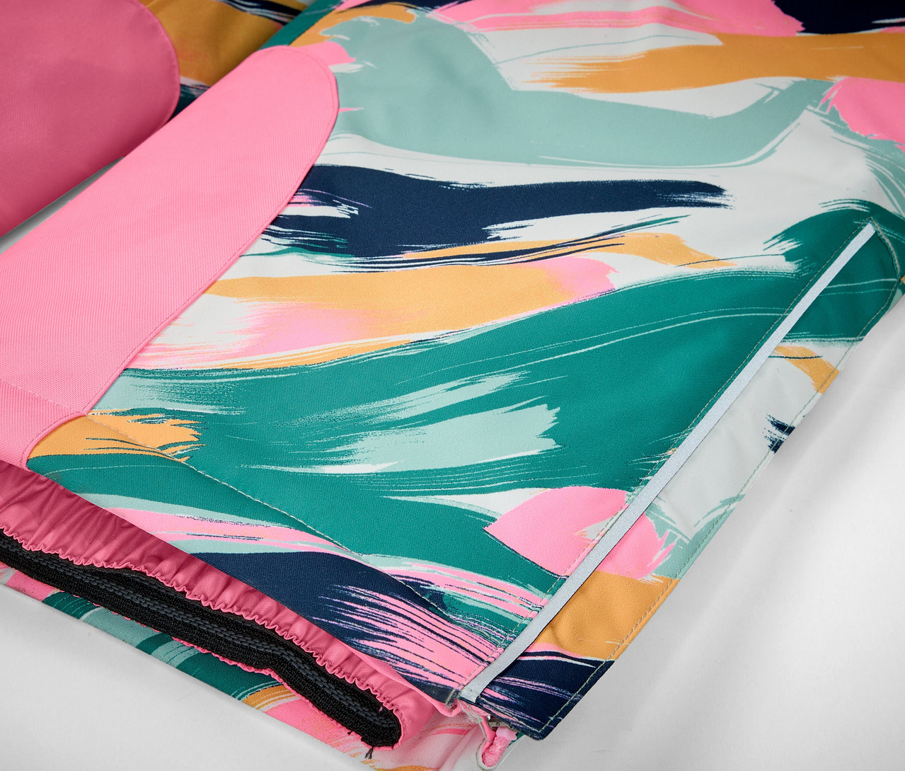 Egy kabát részlete színes ecsetvonásokkal zöld, kék, rózsaszín és sárga árnyalatokban.