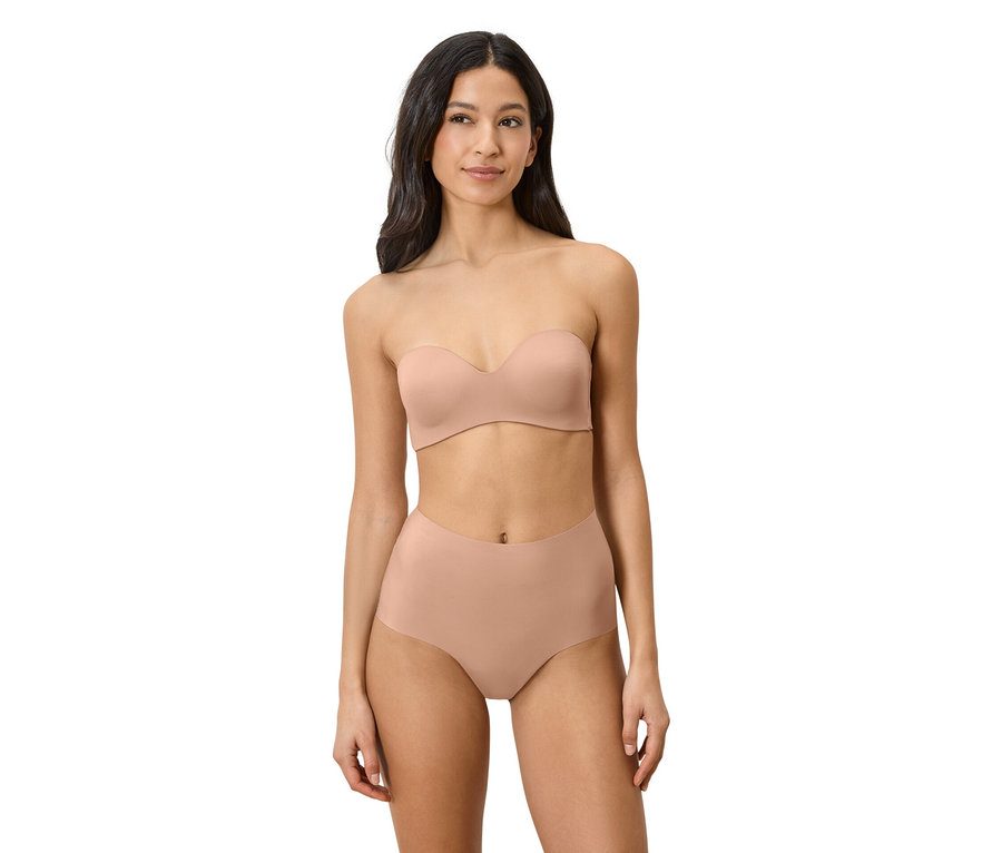Nő visel testszínű, pánt nélküli melltartót és magas derekú alsót.