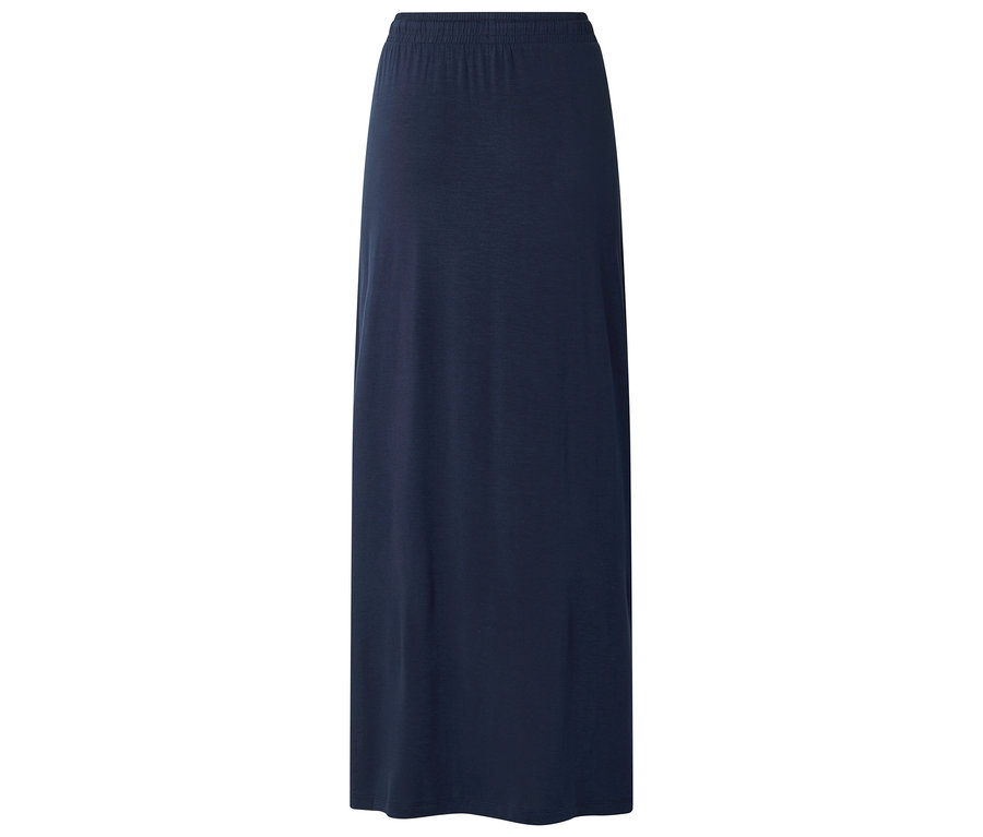 Egy sötétkék, bokáig érő szoknya elasztikus derékpánttal, fehér háttér előtt.