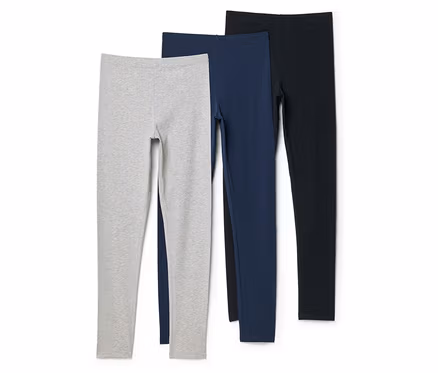 Három leggings szürke, sötétkék és fekete színben egymásra helyezve, fehér háttér előtt.