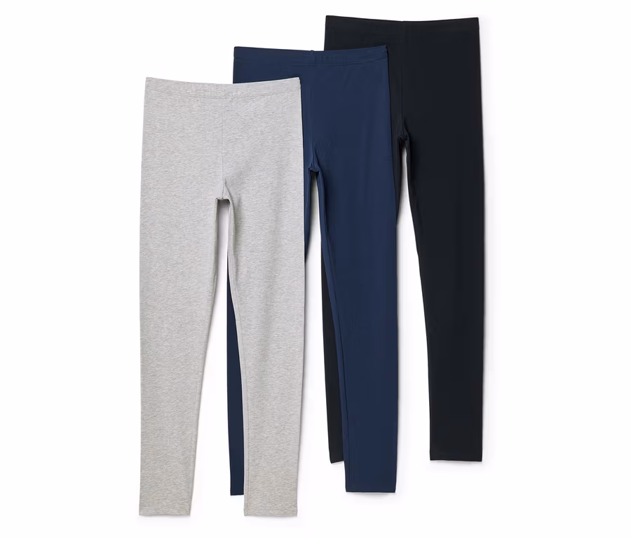 Három leggings szürke, sötétkék és fekete színben egymásra helyezve, fehér háttér előtt.