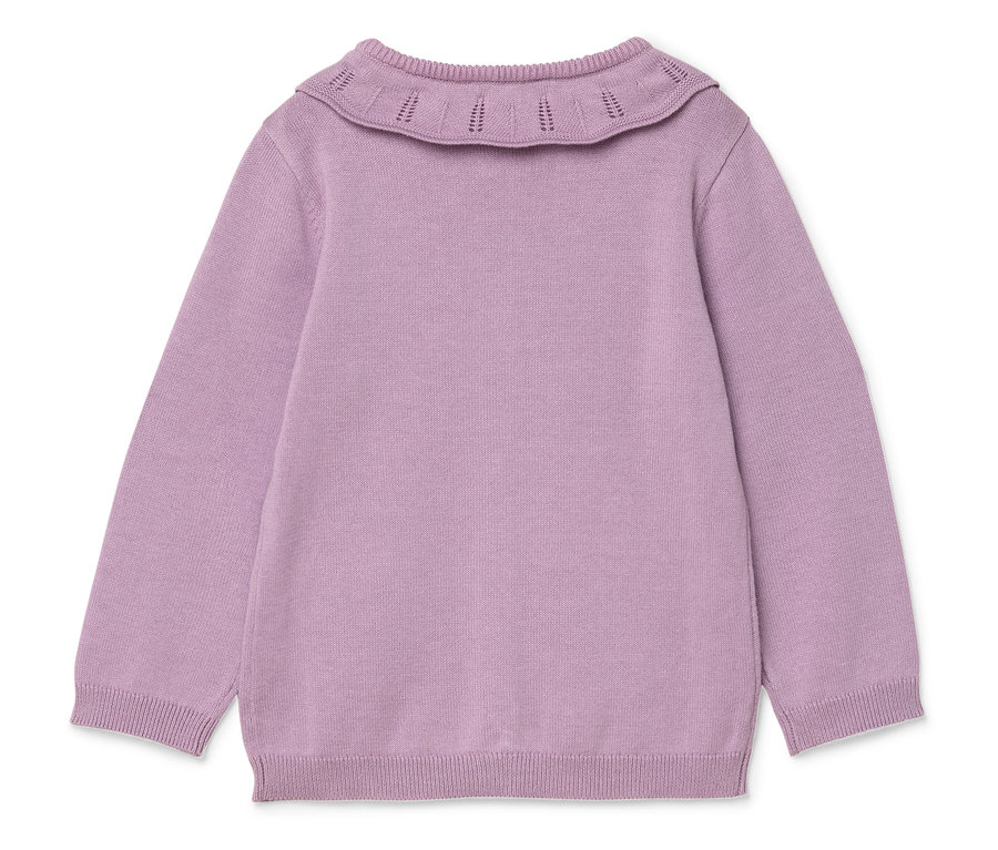 Hátulnézet egy lila kötött pulóverről csipkés gallérral.
