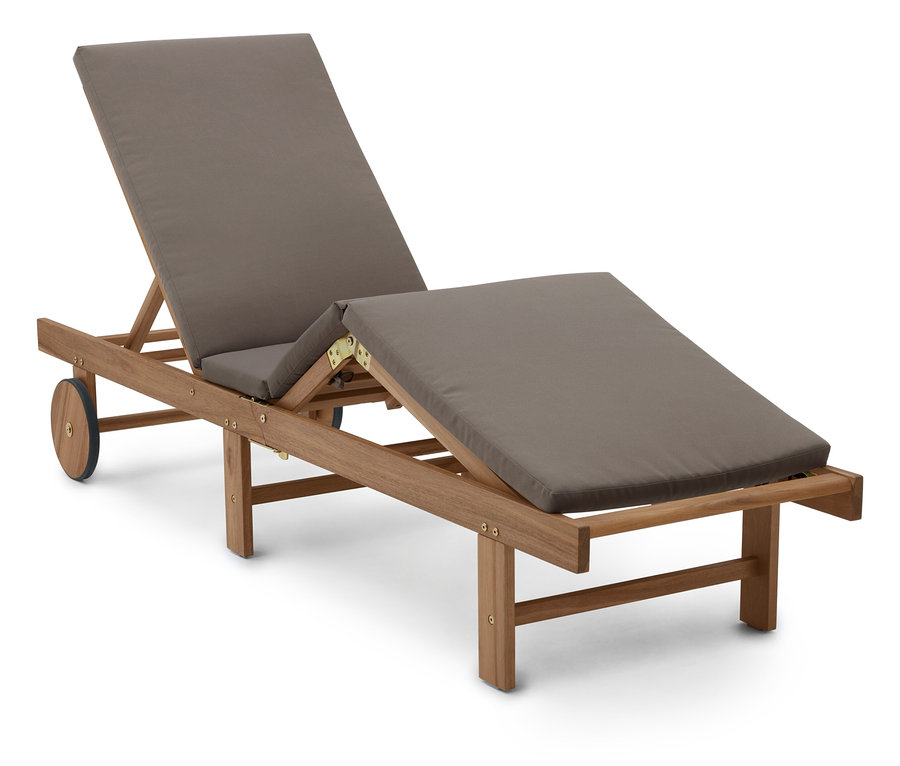 Egyetlen fa napozóágy szürke párnákkal fehér háttér előtt.