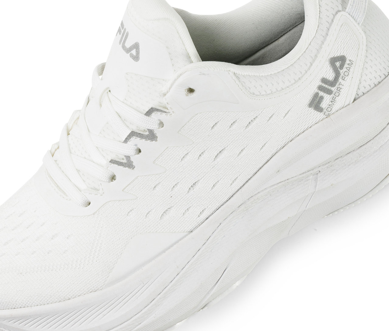 Egyetlen fehér FILA Retron női sneaker cipő közelképe.