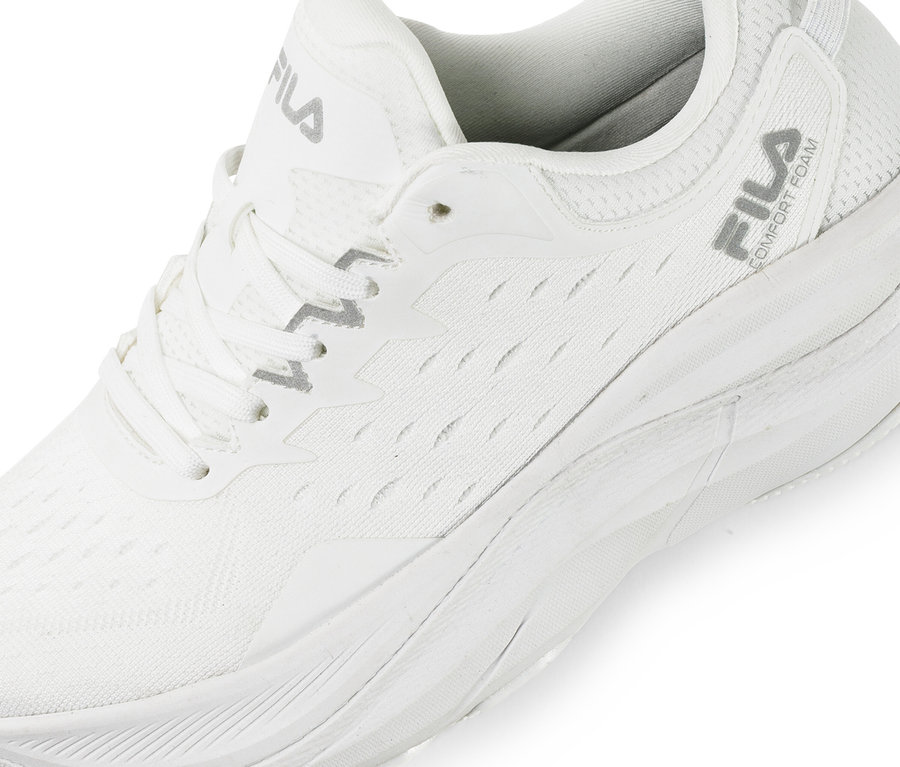 Egyetlen fehér FILA Retron női sneaker cipő közelképe.