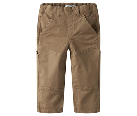 Khaki színű NAME IT twill nadrág stúdiófelvételen.