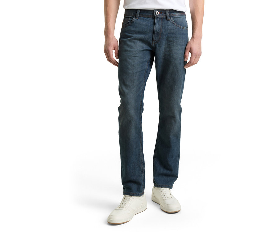 Férfi Tom Tailor TT MARVIN STRAIGHT sztreccs farmert visel, koptatott kőmosott szürke denim színben, valamint fehér cipőt.