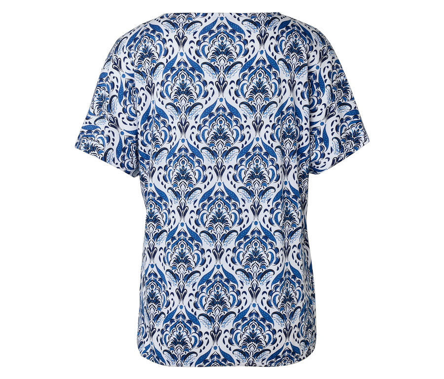 Hátulnézet egy kék-fehér mintás felsőről.