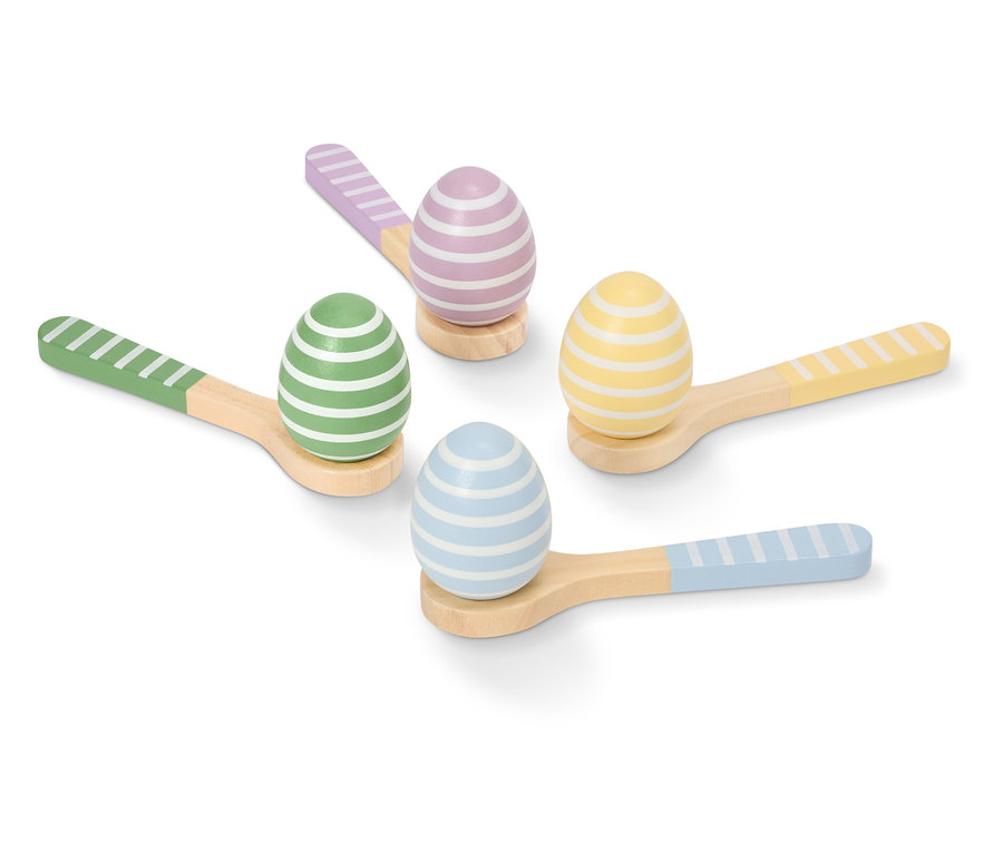 Négy festett, csíkos húsvéti tojás pasztell színekben fekszik kis fa kanalakon.
