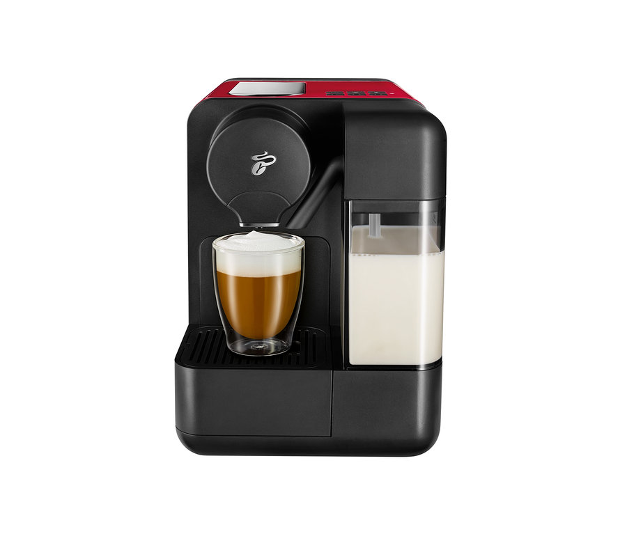 Fekete Cafissimo milk, piros, egy csésze cappuccinóval.
