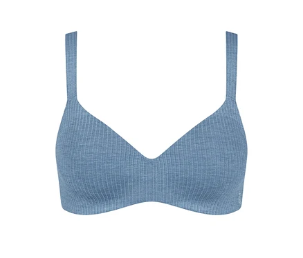 Világoskék, bordázott bralette vékony pántokkal és V-nyakkivágással, fehér háttér előtt.