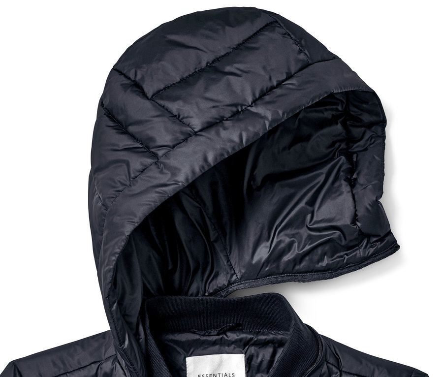 Egy sötétkék, kapucnis, steppelt kabát részlete.