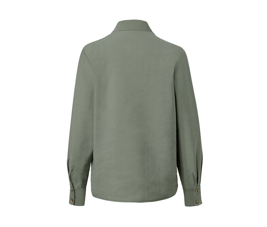 Egy olívazöld női ingblúz hátulnézete.