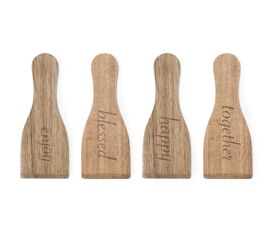 Négy fa raclette spatula "enjoy", "blessed", "happy" és "together" feliratokkal.