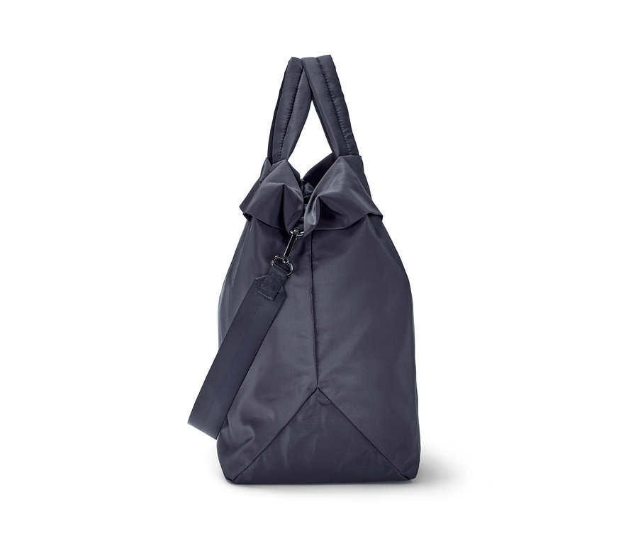 Sötétkék sporttáska fogantyúkkal és vállpánttal.