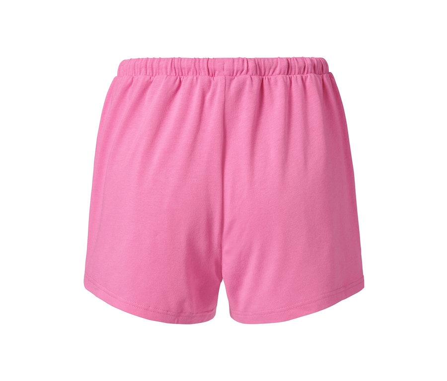 Egy női pink rövidnadrág részlete.