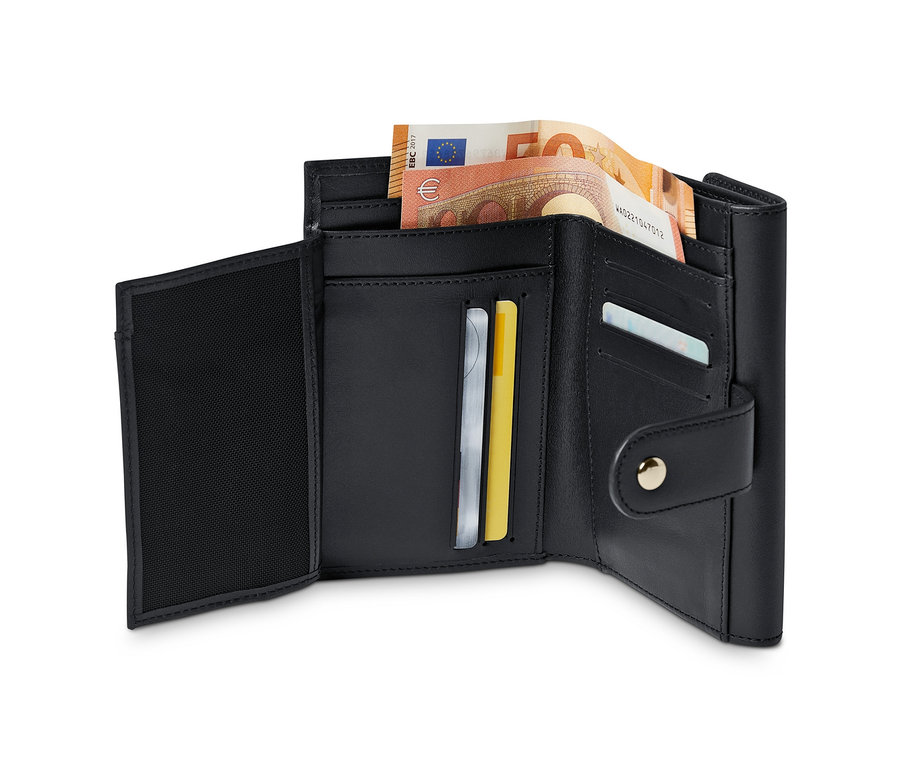 Nyitott bőr pénztárca bankjegyekkel és kártyákkal.