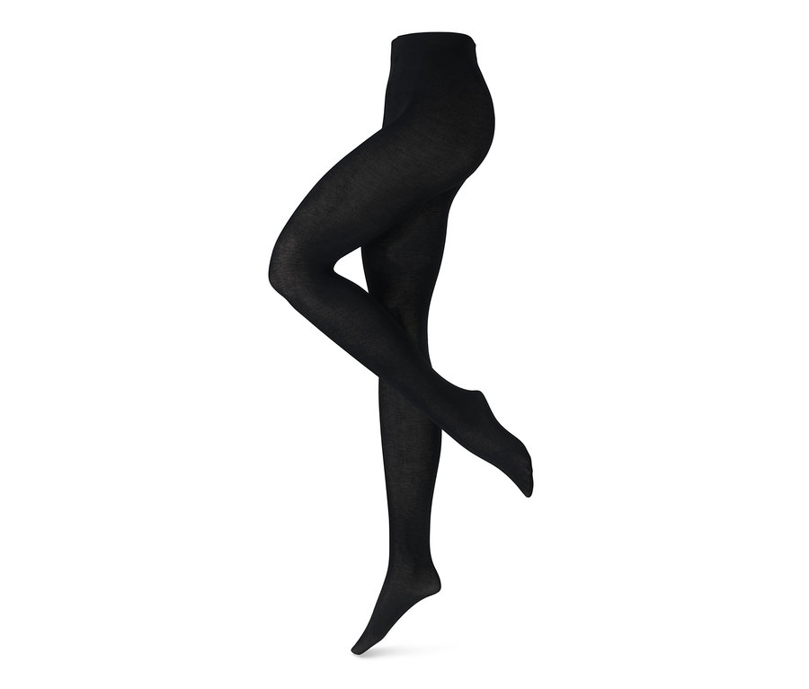 Lábak fekete kötött harisnyában.