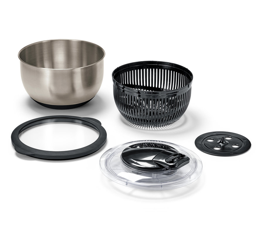 Egy szétszerelt nemesacél salátacentrifuga fedéllel fehér háttéren.