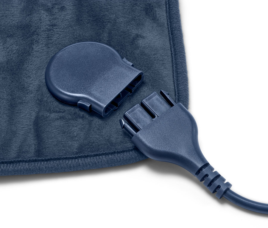 A sötétkék elektromos melegítőpárna részletei, lecsatlakoztatott kábellel.